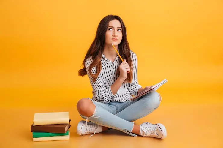 آموزش برنامه ریزی درسی برای دانش آموزان 2 portrait pensive young girl making notes 171337 1646 2 11zon
