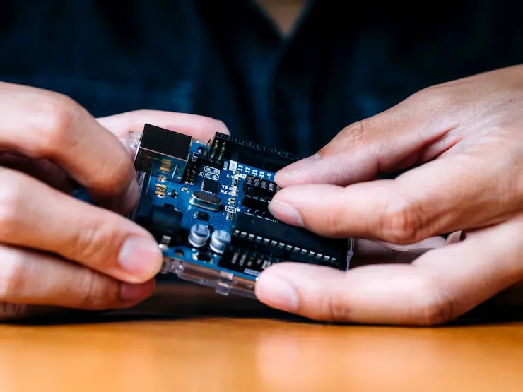 برد آردوینو چیست؟ کاربرد و معرفی Arduino 1 arduino control broad element assembly by human 41466 677 4 11zon