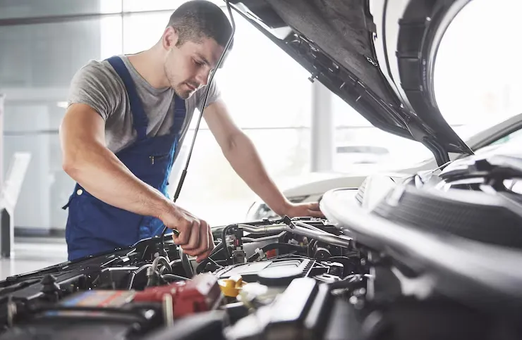 نکات مهم تعمیر و نگهداری خودرو: راهنمای جامع نگهداری 2 auto mechanic working garage repair service 146671 19690 5 11zon