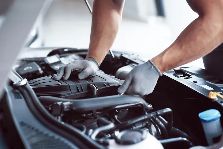 نکات مهم تعمیر و نگهداری خودرو: راهنمای جامع نگهداری 3 auto mechanic working garage repair service 146671 9728 4 11zon