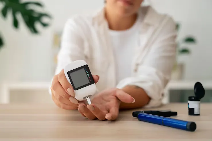 قند خون چیست؟ آزمایش قند خون، کنترل و تفسیر 4 diabetic person checking their glucose level 52683 135700 1 11zon