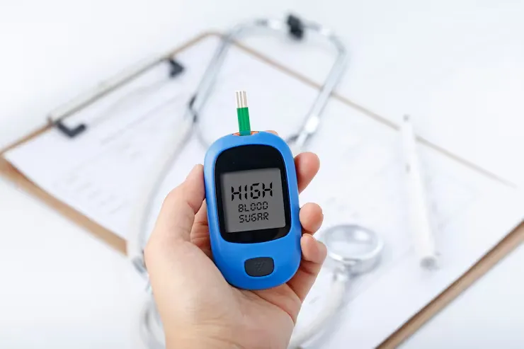 قند خون چیست؟ آزمایش قند خون، کنترل و تفسیر 5 hand holding blood glucose meter measuring blood sugar background is stethoscope chart file 1387 936 3 11zon